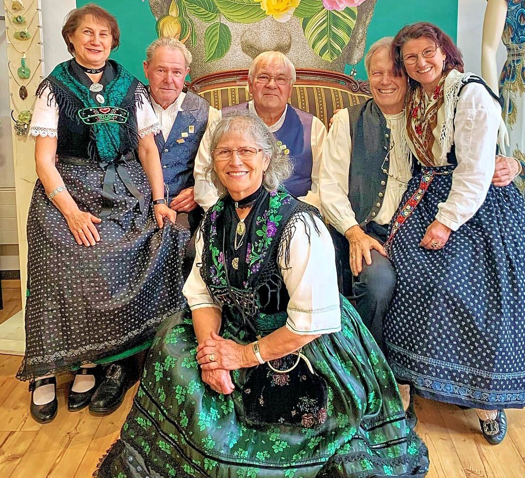 Marlies und Charles Koppehele (re.), Doris und Walter Puhlmann (M.) und Roswitha und Werner Karbaum präsentieren die Flämingtracht.