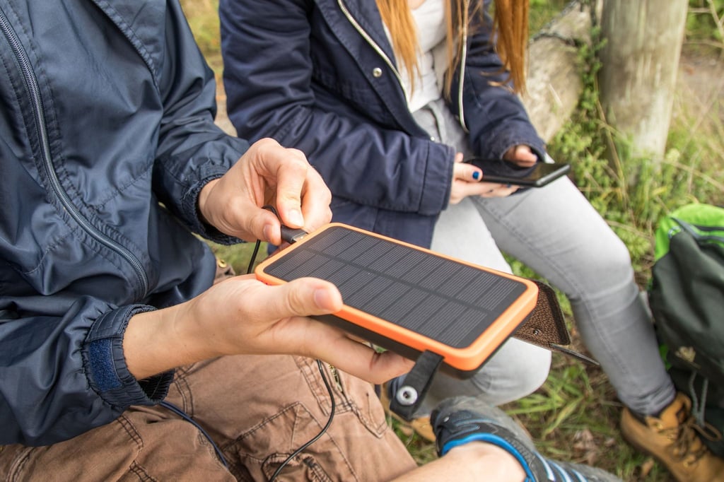 Strom auch ohne Netz: Powerbanks mit Solarpanel laden sich selbst wieder auf. Ohne strahlenden Sonnenschein kann das aber dauern.