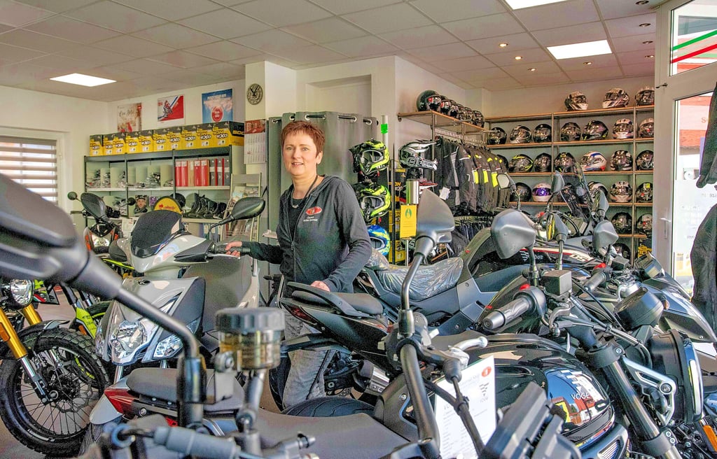 Doreen Wolter-Schmidt, Inhaberin von Dieter’s Motorrad Shop in Roßlau zwischen ihren 125ern.