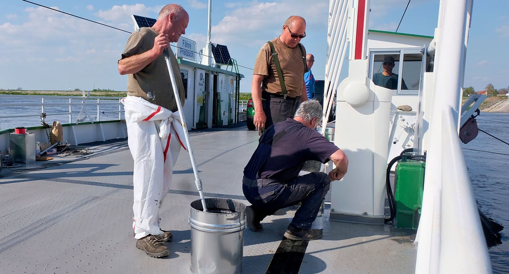 Zwei Stunden eher als gewohnt legt die Fähre Pretzsch am Donnerstag am Ufer an. Mitarbeiter einer Dessauer Firma sorgten für einen rutschfesten Belag auf ´dem Wasserfahrzeug.