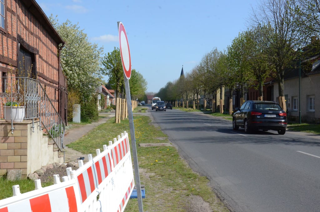 Am Montag beginnt der Ausbau der L21 in Neuendorf am Damm. Dann beginnt auch die Vollsperrung. Die Vorbereitungen sind getroffen. HInweisschilder stehen bereit. Die Bäume wurden gegen Schäden, verursacht von der Bautechnik, gewappnet.