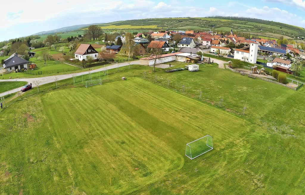 Blick aus der Luft auf den neugeschaffenen Sportplatz.