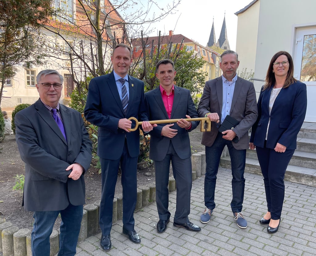 Am 8. Mai 2022 sind in Hecklingen die Bürger zur Bürgermeistermeisterwahl aufgerufen. Donnerstag, 28. April, stellten sich die drei Bewerber, Amtsinhaber Uwe Epperlein (2.v.l.) sowie seine Herausforderer Hendrik Mahrholdt (3.v.l.) und Kay Watermann (4.v.l.) im Wahlforum den Bürgern. Volksstimme-Reporter René Kiel moderierte. Wahlleiterin in Hecklingen ist Nancy Funke.