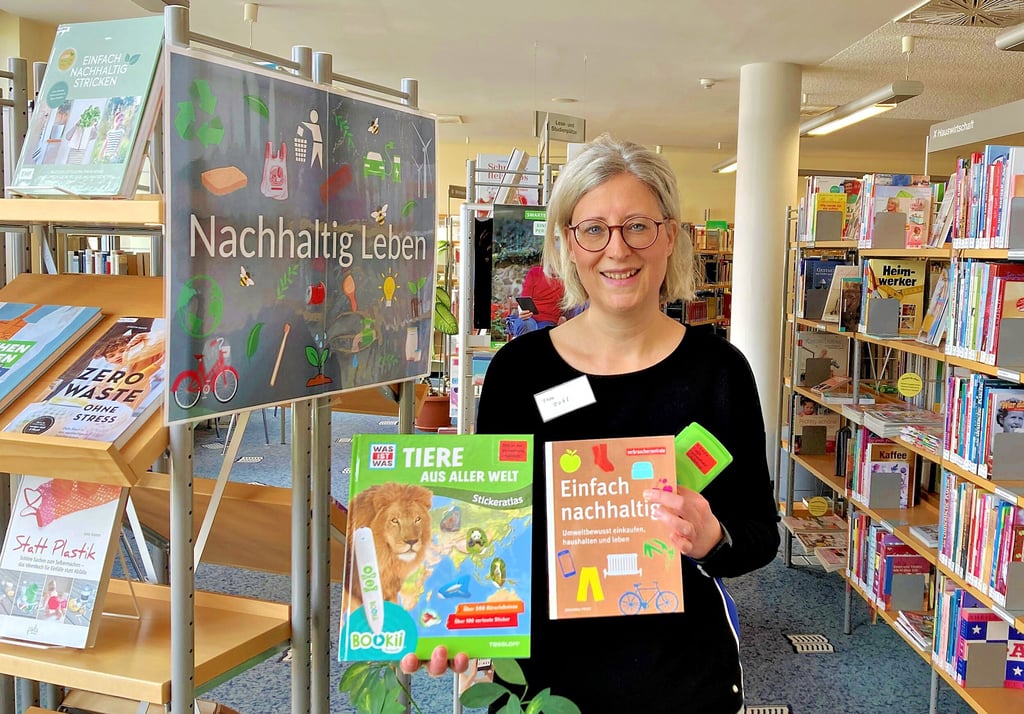 Bücher zum Thema Nachhaltigkeit waren 2021 sehr gefragt, sagt Sandra Pohl, Leiterin der Stadtbibliothek.