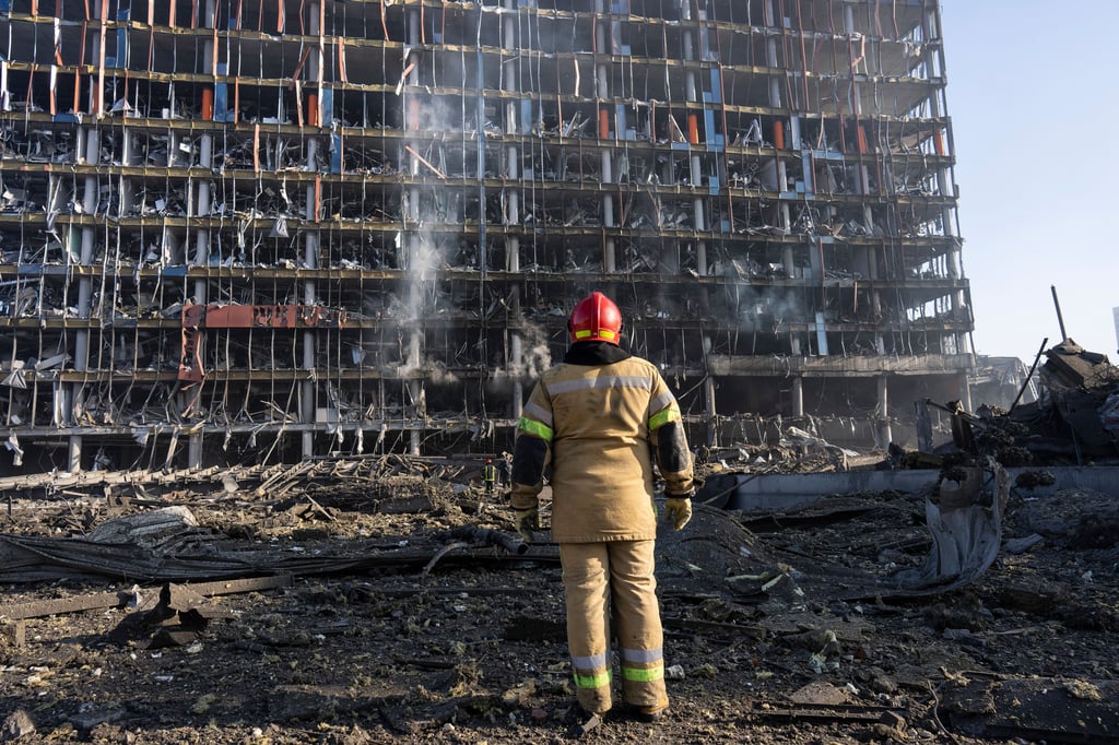 Zerstörung in Kiew: Ein Feuerwehrmann steht vor einem Einkaufszentrum, das russische Truppen beschossen haben.
