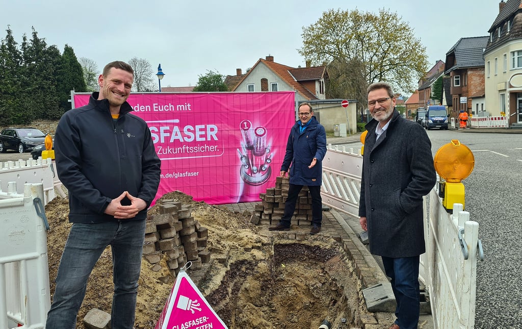 Baustellenbesuch unter der Woche in der Eilsleber Fabrikstraße: Projektleiter Tobias Grauenhosrt (von links), Vertriebsmanager Andreas Meyer und Verbandsgemeindebürgermeister Frank Frenkel.