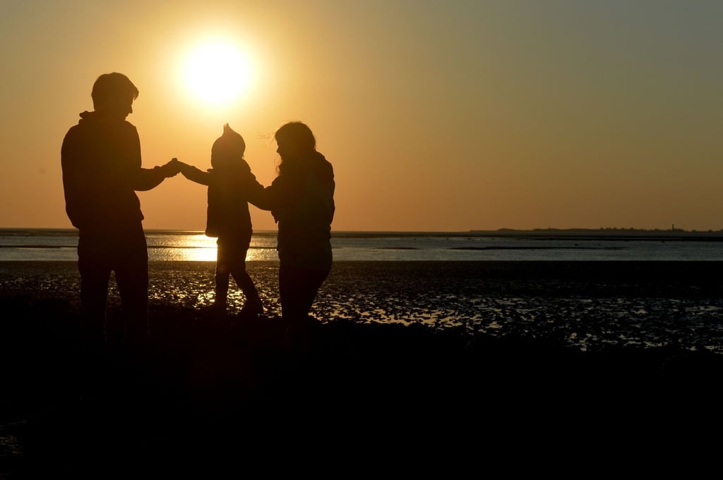 Zusammen am Meer. Der Ferienzuschuss soll möglichst vielen einkommensschwachen Familien dabei helfen, einen unbeschwerten Urlaub zu erleben.