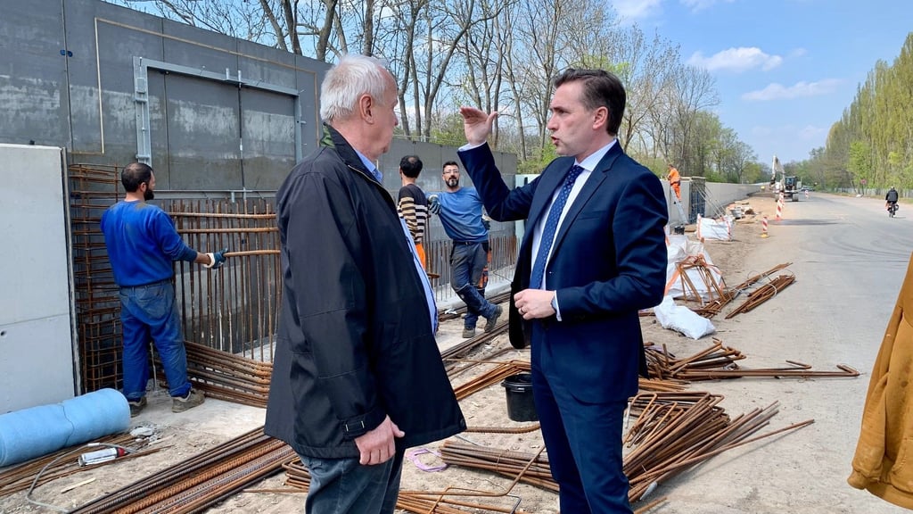 Staatssekretär Thomas Wünsch (rechts) und Burkhard Henning, Direktor im Landesbetrieb für Hochwasserschutz, inspizierten am Donnerstag die neue Hochwasserschutzwand am Gimritzer Damm.