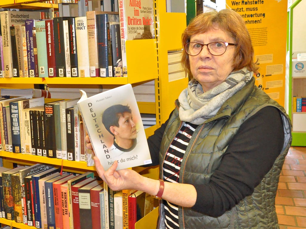 Stefanie Obieglo-Göthe mit dem neuen Buch. Zusammen mit Autorin Dorothes Iser half sie Hussain Saberi bei der Zusammenstellung.