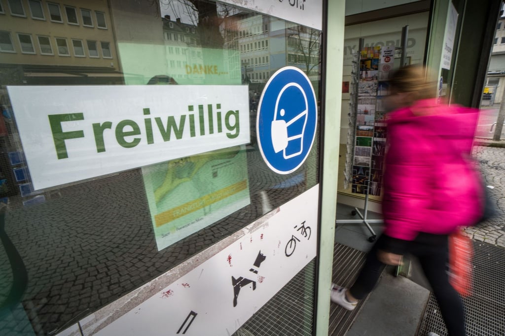 Nach Wegfall der Maskenpflicht in Supermärkten weiterhin einen Mund-Nasen-Schutz zu tragen, stellt entgegen einer Legende keinen Hausfriedensbruch dar.