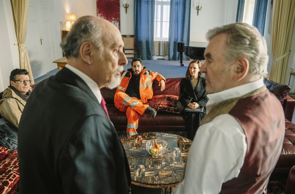 Herr Herzinger (Branko Samarovski, r) und Herr Wagner (Ovidiu Schumacher, l) müssen Ines (Katharina Schüttler), Firat (Eko Fresh, M) und Jasper (Manuel Rubey) die Wahrheit darüber sagen, warum sie die drei zu sich bestellt haben.