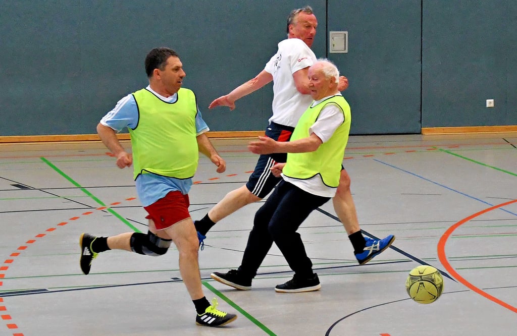 Walter Helmecke ist auch mit 80 Jahren reaktionsschnell und geht in den Ball rein. Angst, sich beim Training zu verletzen, hat er nicht.