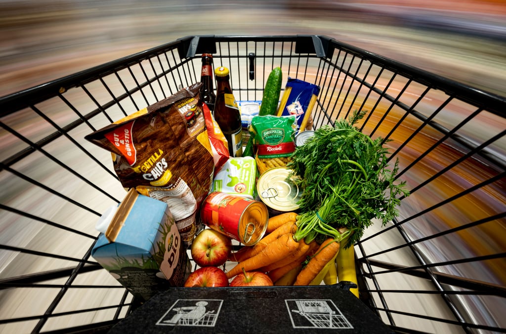 Ein Einkauf liegt in einem Einkaufswagen in einem Supermarkt. Die Inflation in Deutschland ist im November 2021 auf den höchsten Stand seit fast 30 Jahren gestiegen.