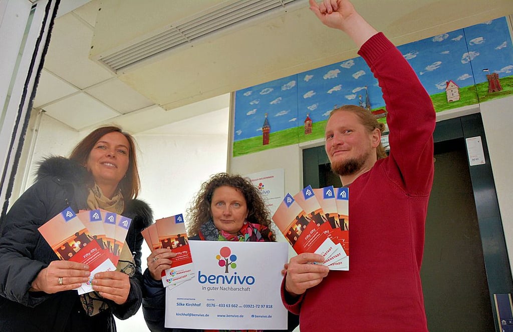 Sebastian Essig (r.) vom Geschäftsstraßenmanagement zeigt mit Karen Ahlert (l.) und Silke Kirchhof auf die Benvivo-Tür am Markt 1. Sie konnte mit Zuschüssen repariert werden.