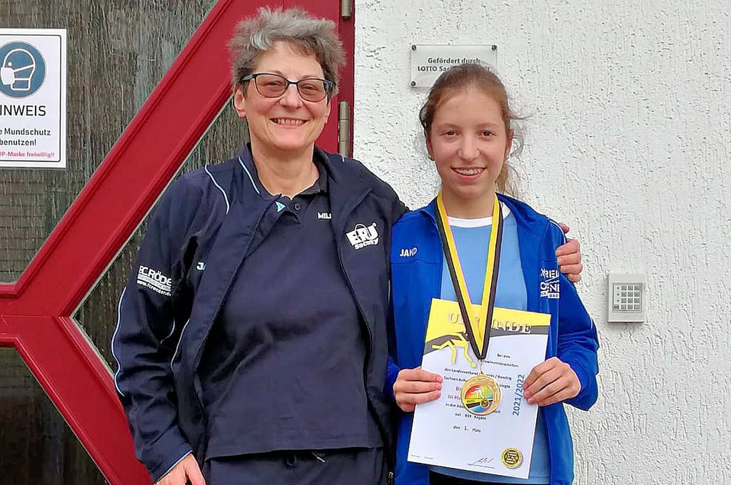 Marie Brandt (SG Blau-Weiß Bad Kösen) - hier mit ihrer Heimtrainerin Ilka Pfeffer - wurde Landesmeisterin im Kegeln der Altersklasse U14.