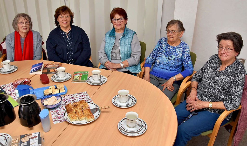 Die Trauergruppe trifft sich einmal im Monat im Pfarrhaus in Hasselfelde. Ins Leben gerufen hat sie Angela Kätzel (2. von links).