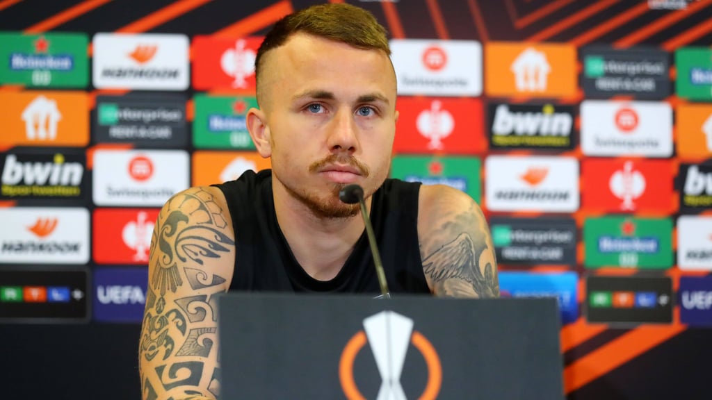 Linksverteidiger Angelino im Mediengespräch.