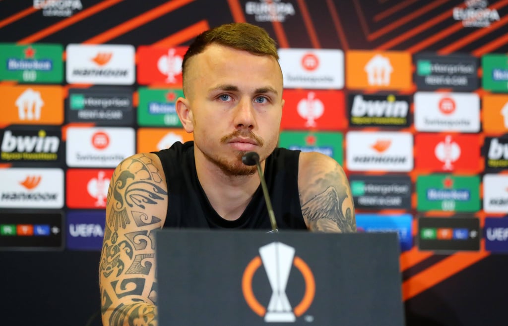 Linksverteidiger Angelino im Mediengespräch.