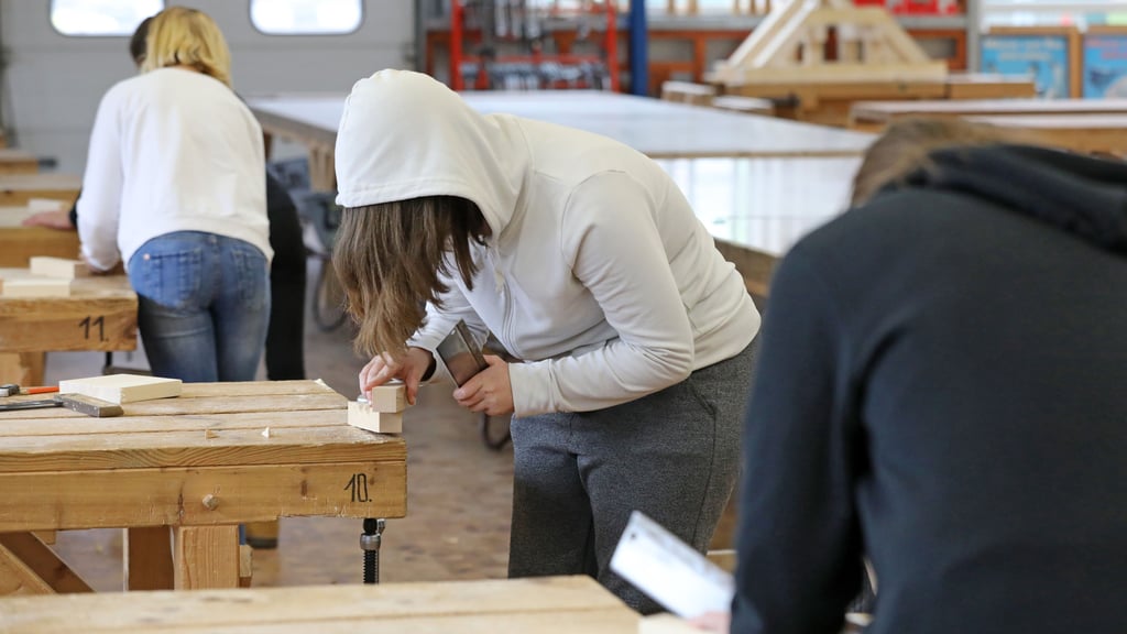 Beim Girls' und Boys' Day am Donnerstag sind junge Menschen eingeladen, Berufe zu erkunden, die vielleicht nicht den üblichen Vorstellungen von Frauen- oder Männerberufen entsprechen.