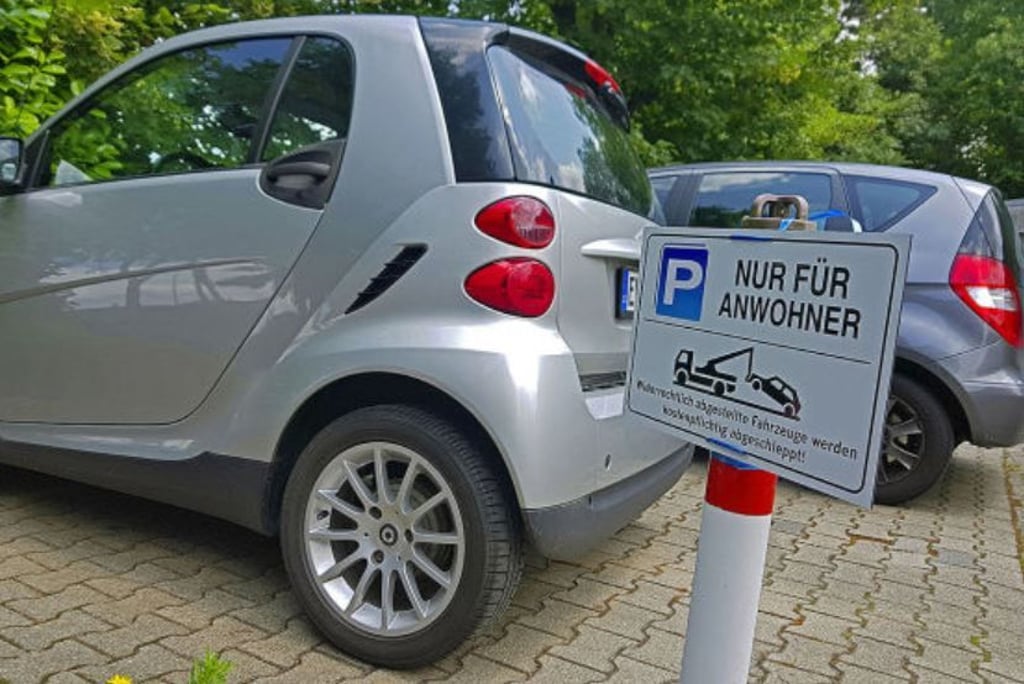 Das Anwohnerparken ist in Sachsen-Anhalt gleichbleibend günstig. Die großen Städte hoffen auf eine Abschaffung der Deckelung für die Bewohnerparkausweise. Symbolbild: