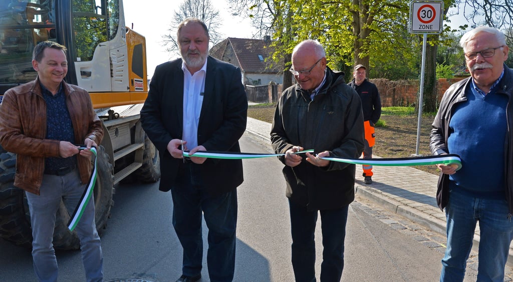 Oberbürgermeister Andreas Michelmann und Mehringens Ortschef Albrecht Schneidewind durchschneiden das von zwei Stadträten gehaltene Band.