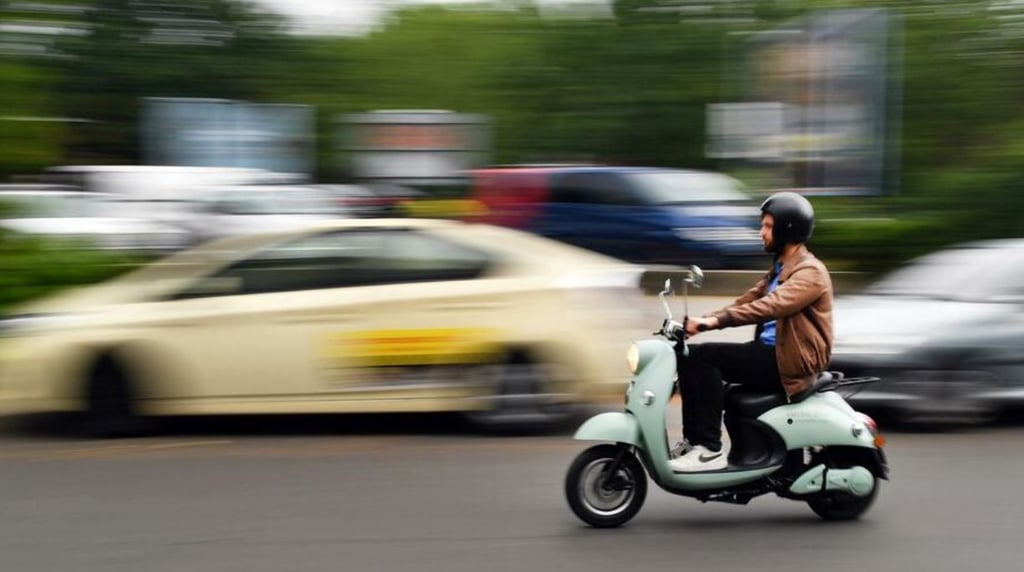 Dürfen Mopedfahrer, Mofabesitzer, Rollerenthusiasten und E-Scooter-Eigentümer sich an wartenden Autos vor roten Ampeln vorbeimogeln? Der Verkehrsrechtsexperte Ronni Krug gibt Auskunft über die Lage auf den Straßen Magdeburgs. Symbolbild: