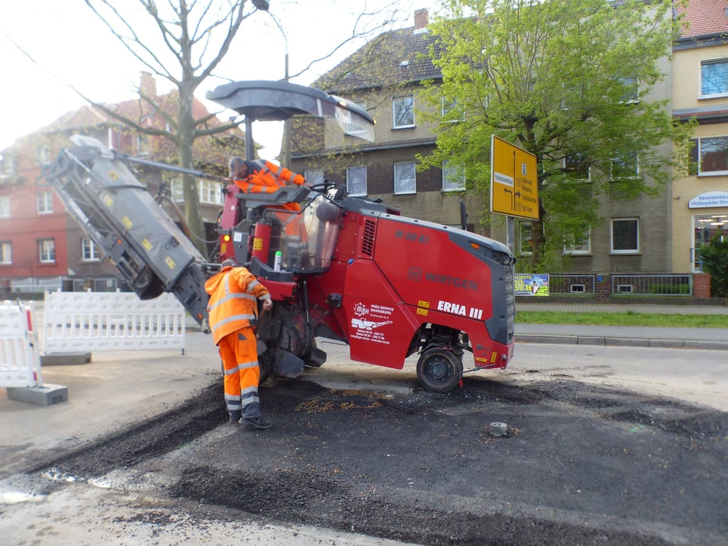 Die scharfen Kanten werden abgefräst