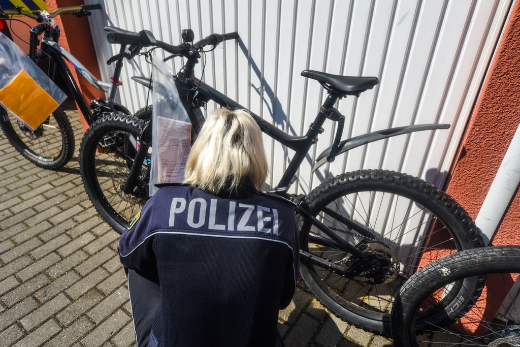 Eine Polizisten zeigt die gestohlenen Elektrofahrräder im Polizeirevier Merseburg. Nicht alle Fahrräder sind schon einem Besitzer zugeordnet.