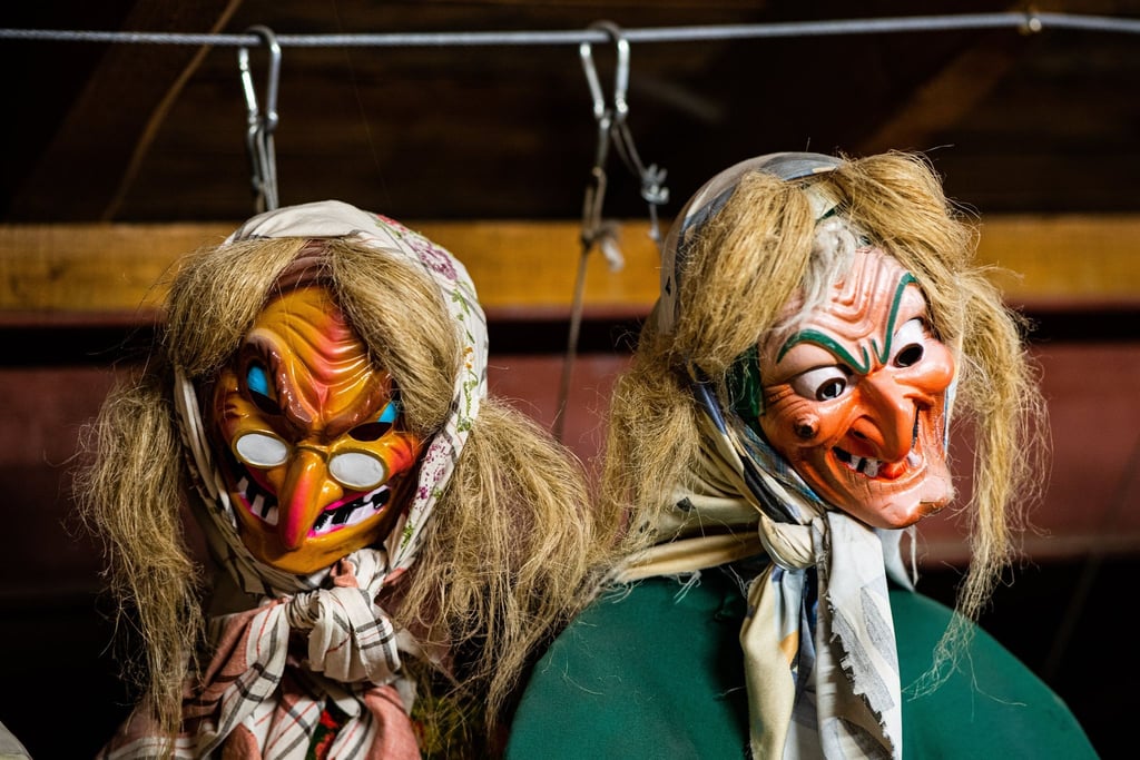 Als Hexen kostümierte Figuren hängen in einem Lager der Walpurgissippe.
