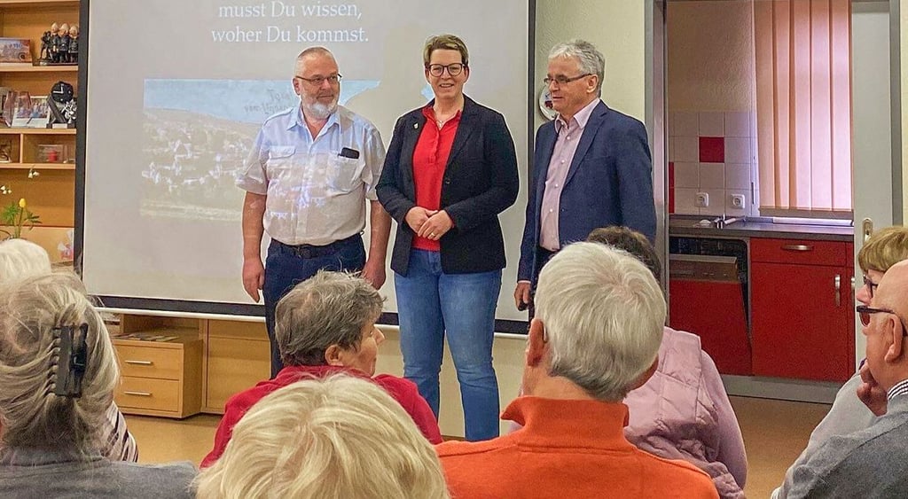Bürgermeister Rupert Schlosser (l.) und Verbandsgemeindebürgermeisterin Monika Ludwig heißen Peter Mischak zur Buchvorstellung in Saubach willkommen.