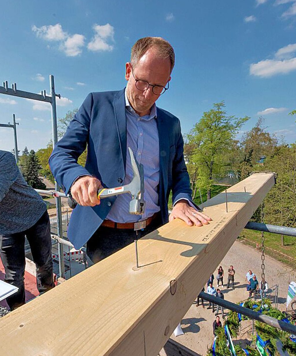 Nicky Meißner schlägt den symbolischen letzten Nagel ein.
