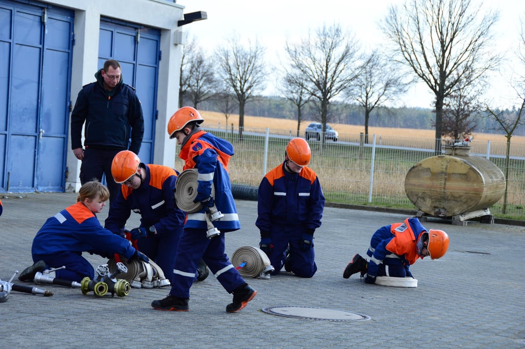 Die Jugendfeuerwehr Kakerbeck - hier auf dem gelände des kakerbecker Gerätehauses - beteiligte sich 2018 in Rheinland-Pfalz am August-Ernst-Pokal. Das war der letzte, der vor der Pandemie ausgetragen wurde. 2020 sollte in Kakerbeck die nächste Auflage starten. Diese ist nun dieses Jahr geplant.