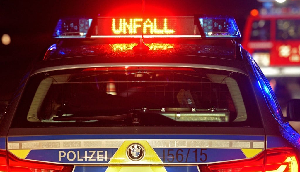 Ein Streifenwagen der Polizei steht an einer Unfallstelle.