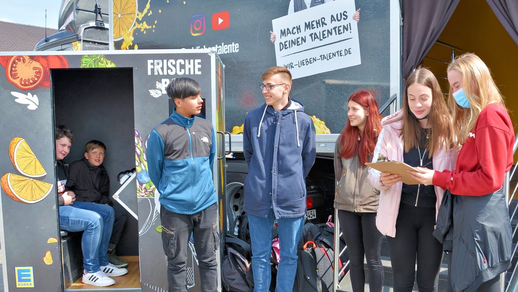 Schüler der Klasse 8 d der Sekundarschule Karl Marx verschaffen sich einen Überblick über die Möglichkeiten, die der Talente-Truck bietet.