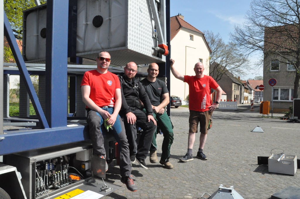 Am Freitag erfolgte der Aufbau der Technik für die Wettkampfstrecke im Rahmen der Firefit Championschips Europe auf dem Gardelegener Holzmarkt. Zu den Helfern gehörten auch Mitglieder des Teams Altmark, Matthias Lemm (von links) aus Kalbe, Felix Hentschel aus Dannefeld, Alexander Jung aus Gardelegen und Uwe Schlonsak aus Wiepke.