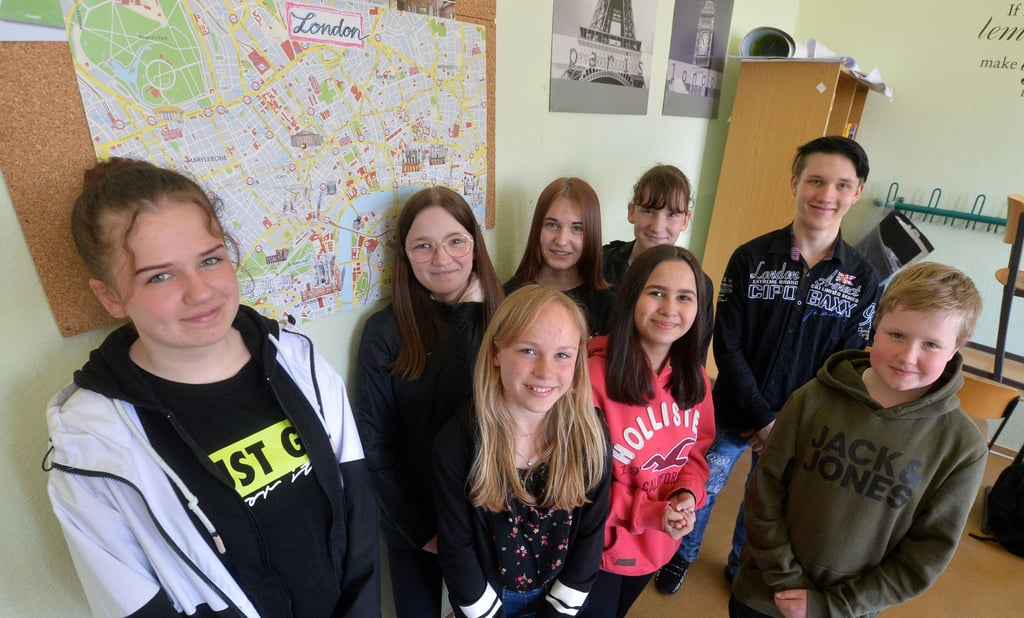 Einige Schüler der 8b waren als Team - hier ein Teil der Mitglieder - mit einem englischsprachigen Kurzfilm erfolgreich.
