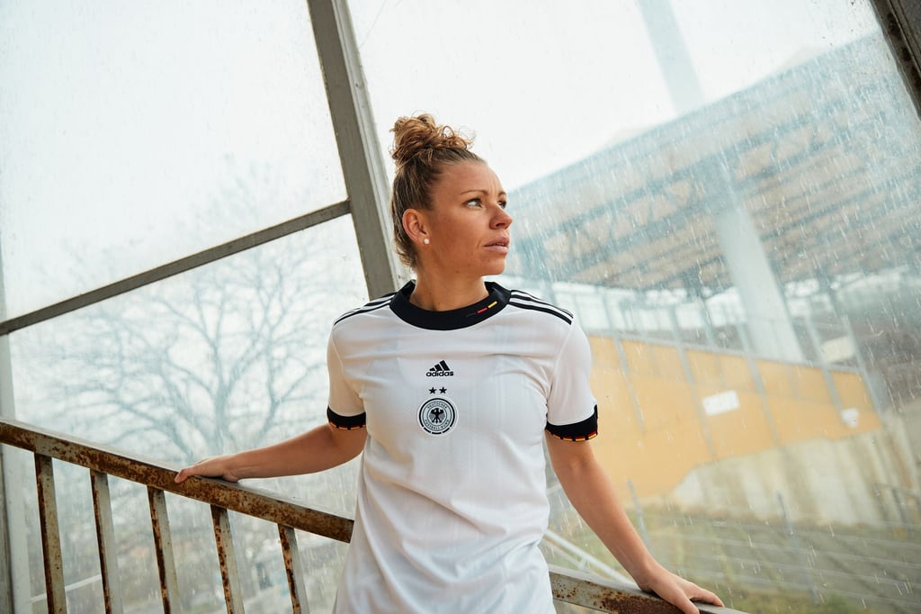 DFB-Spielerin Linda Dallmann im neuen Heimtrikot der deutschen Frauenfußball-Nationalmannschaft.