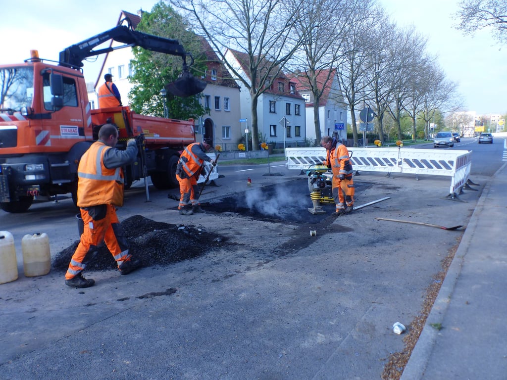 Auf der Friedensstraße in Bitterfeld werden die letzten Löcher geschlossen.