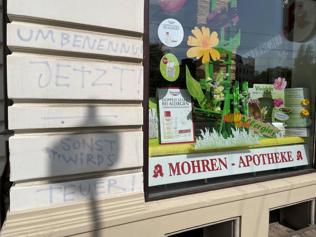 Unbekannte Täter haben erneut die Fassade der Mohren-Apotheke im Magdbeurger Stadtteil Stadtfeld-Ost beschmiert und drohen dem Inhaber. 