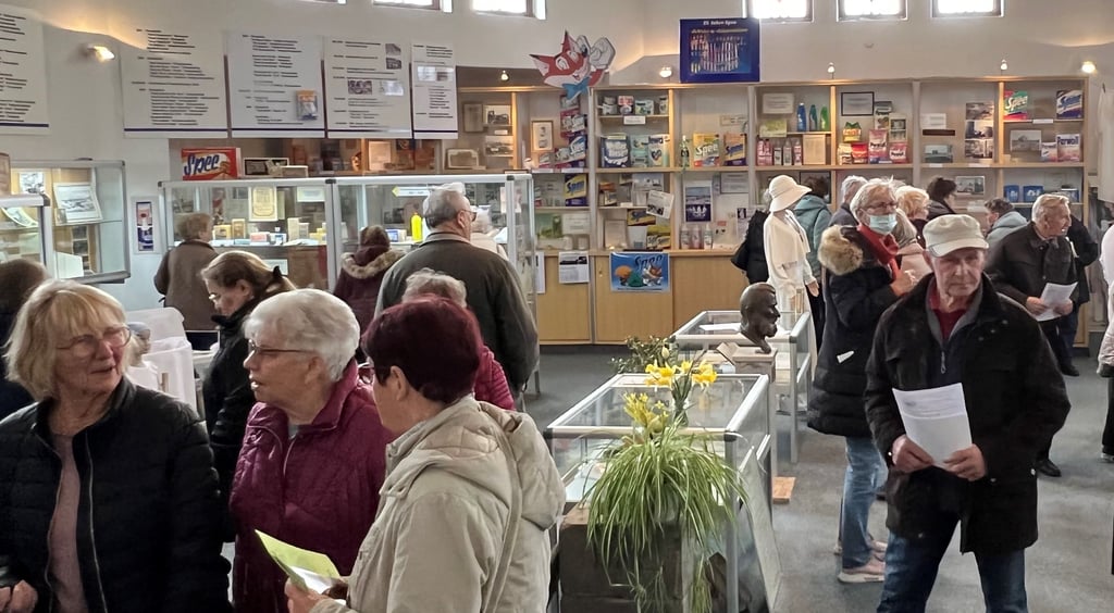 Die Mitglieder der Wittstocker Reisegruppe im Waschmittelmuseum im Chemiepark.