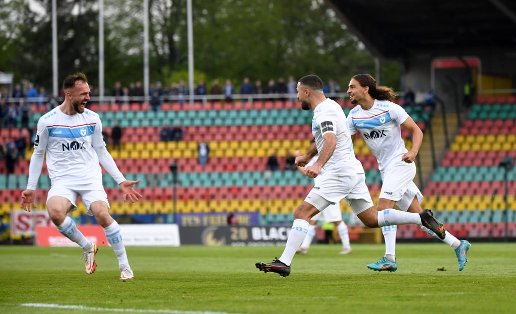 Enes Küc (m.) traf für Viktoria Berlin im Heimspiel gegen Saarbrücken zum 1:1.