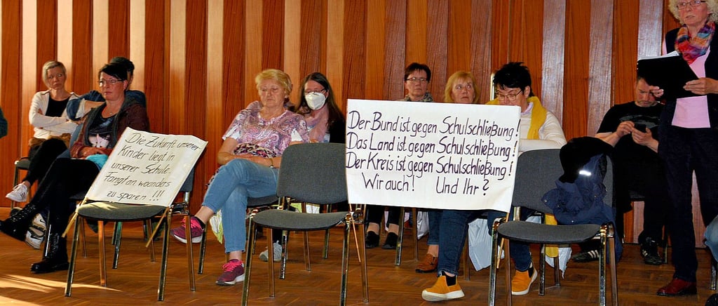 Einwohner protestierten während der Hauptausschusssitzung im Neuferchauer Saal gegen die Schließung der Kuseyer Grundschule im Sommer 2023.