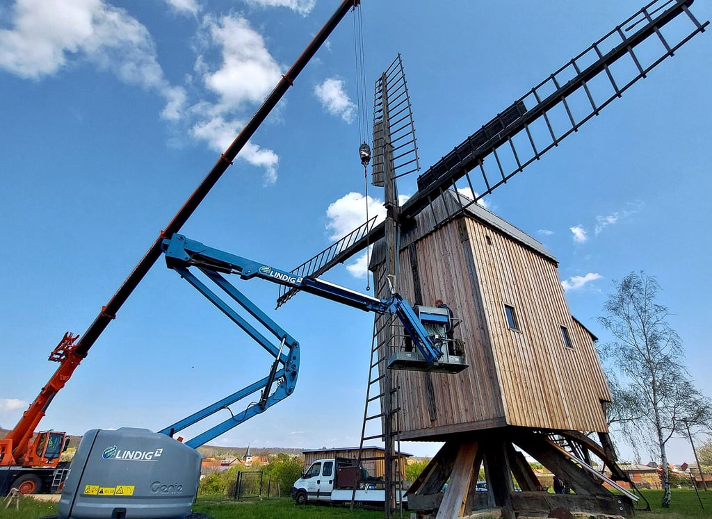Am Mittwochmittag wurde mithilfe eines Spezialkrans der beschädigte Flügel der Bockwindmühle in Sargstedt demontiert. Wann er wieder montiert werden kann, ist bislang noch unklar.