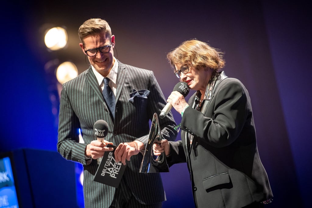 Sängerin Uschi Brüning nimmt den Preis stellvertretend für ihren Mann Ernst-Ludwig „Luten“ Petrowsky entgegen.