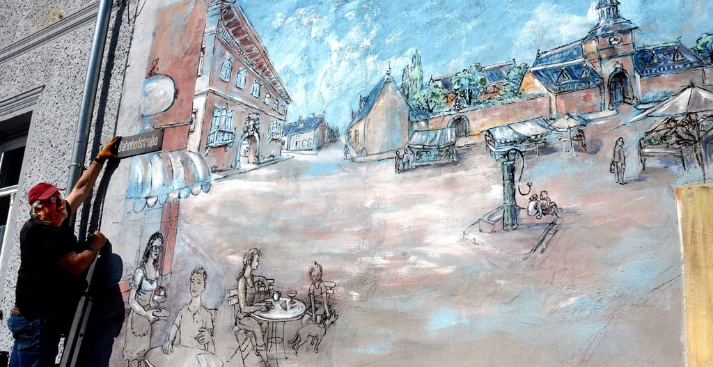 Peter Clauss gestaltet eine Wand in Kalbe mit einer Marktplatz-Szene. Das Schild der ehemaligen Bahnhofstraße soll dort auch integriert werden.