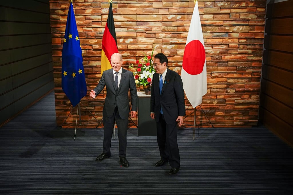 Olaf Scholz zusammen mit Fumio Kishida in Tokio. Die Reise nach Japan dauert länger als der Aufenthalt vor Ort.