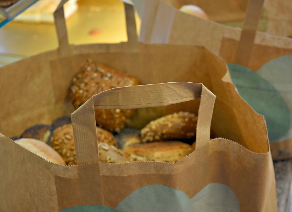 Nicht nur Brot und Brötchen landen in der Überraschungstüte, auch etwas Süßes packt Bäckermeister Marcus Ostendorf meist mit ein. Seit mehr als vier Jahren nutzt die Bäckerei Möhring in Meitzendorf bereits das Angebot der App Toogoodtogo.