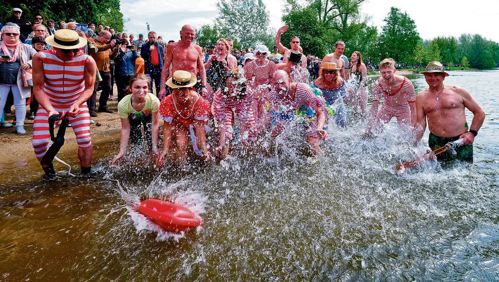 Kostümiert wollen sie die Saaleschwimmer am Sonntag wieder in den Fluss stürzen. Das Wasser ist übrigens zehn Grad Celsius kalt.