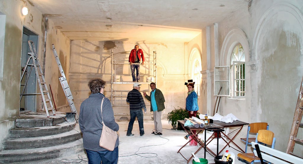 Die Schloss-Remise brachten Mitglieder des Heimatvereins bereits 2014 in Schuss, um dort ein kleines Café einzurichten. 2019 musste es wegen Hygienemängeln gesperrt werden. Jetzt will der Verein mit Fördergeld unter anderem die angrenzende Küche umfangreich sanieren.