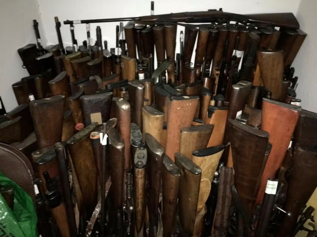 Bei dem Polizeieinsatz in Dessau waren 2017 zahlreiche Waffen gefunden worden.